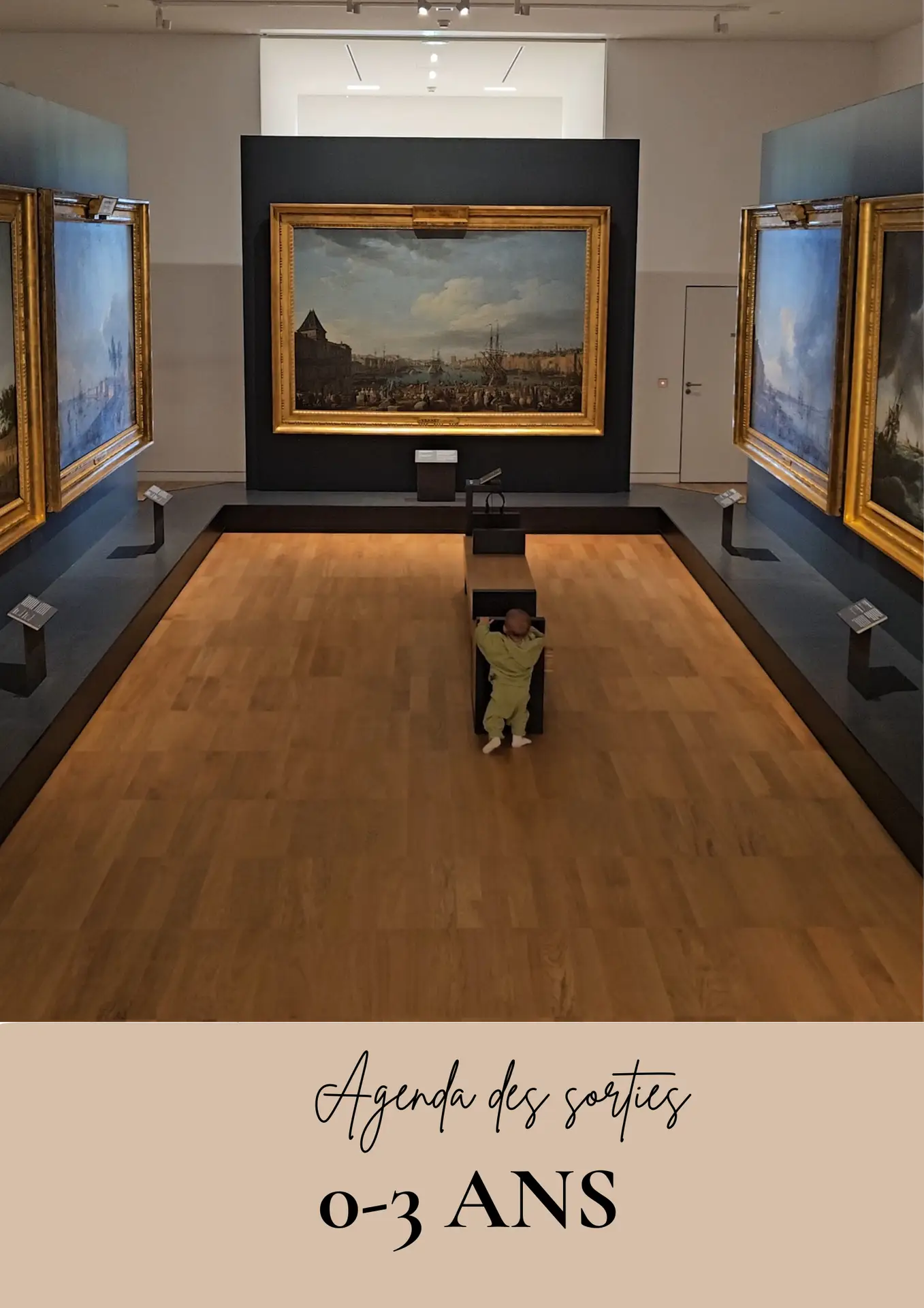 bébé explore un musée à Paris, illustrant les sorties d'éveil culturel pour les enfants de 0-3 ans