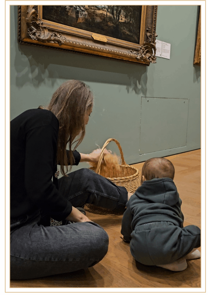 bébé participe à une visite contée au Petit Palais à Paris,moment d'éveil artistique et sensoriel pour les enfants de 0 à 3 ans