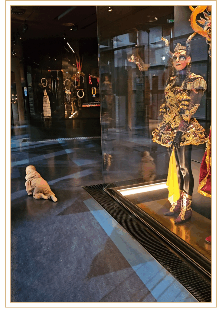 bébé découvre les costumes du monde au musée du quai branly