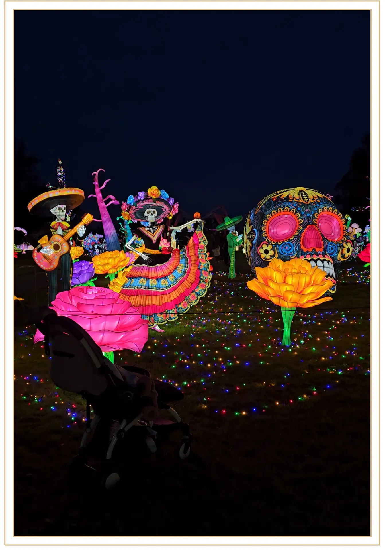 Sculptures lumineuses géantes représentant des personnages et crânes colorés inspirés du Dia de los Muertos mexicain, au festival des Lumières Sauvages de Thoiry.