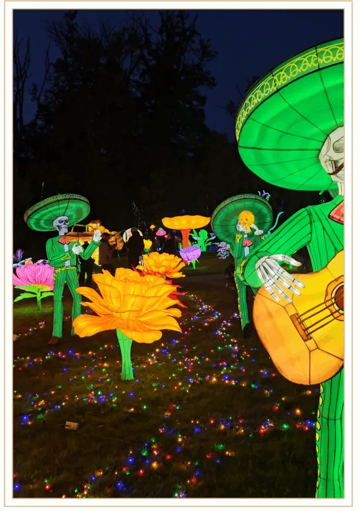 Sculptures lumineuses de musiciens mexicains jouant de la guitare et des trompettes,
