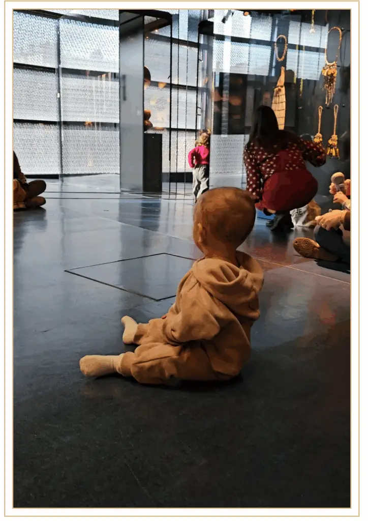 bébé lors de la visite contée Le voyage de petit ours au musée du quai branly à Paris