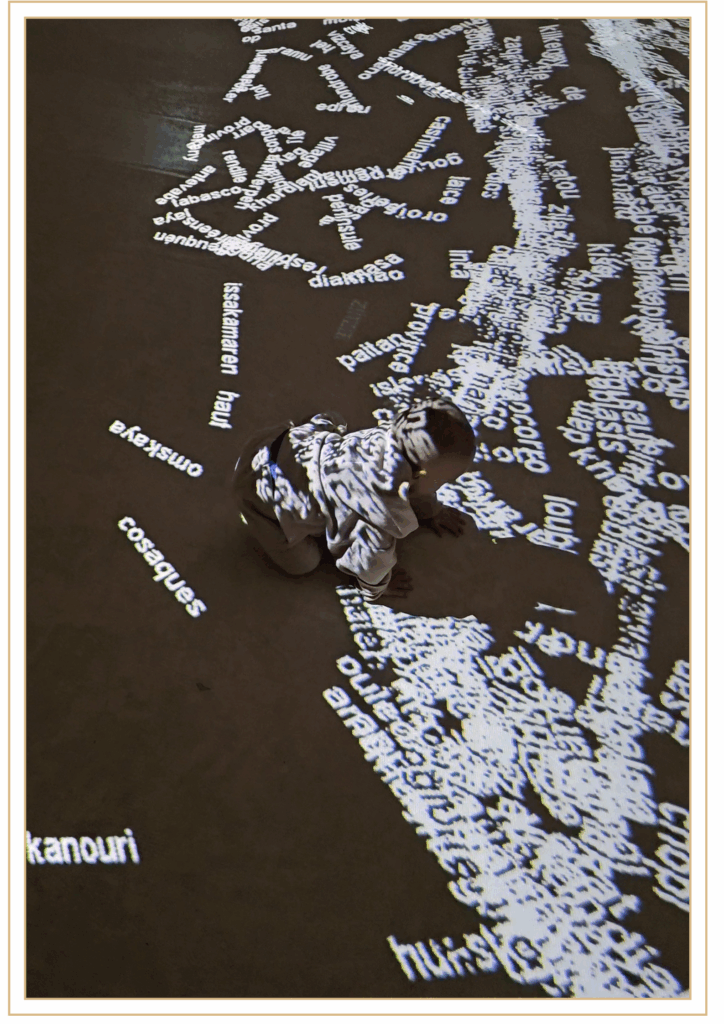 Œuvre d'art exposée au musée du Quai Branly à Paris pendant la visite contée Le voyage de petit ours.