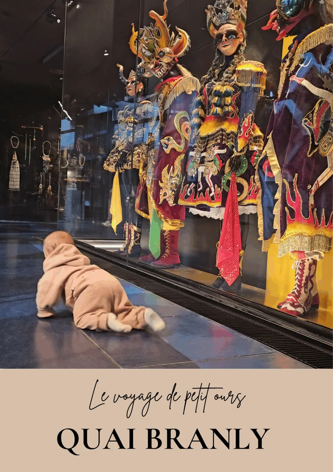 bébé explorant les sculptures colorées lors de la visite contée Le voyage de Petit Ours au musée du Quai Branly à Paris