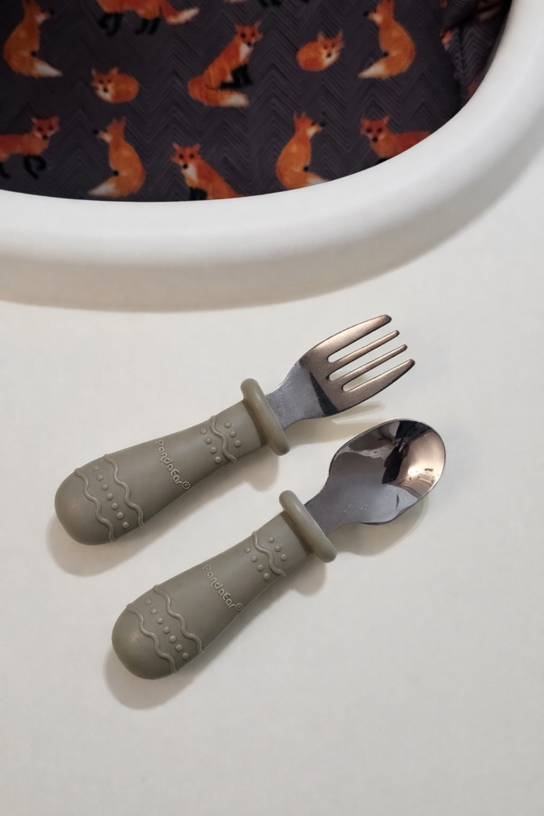 Premiers couverts pour bébé favorisant l'autonomie à table.