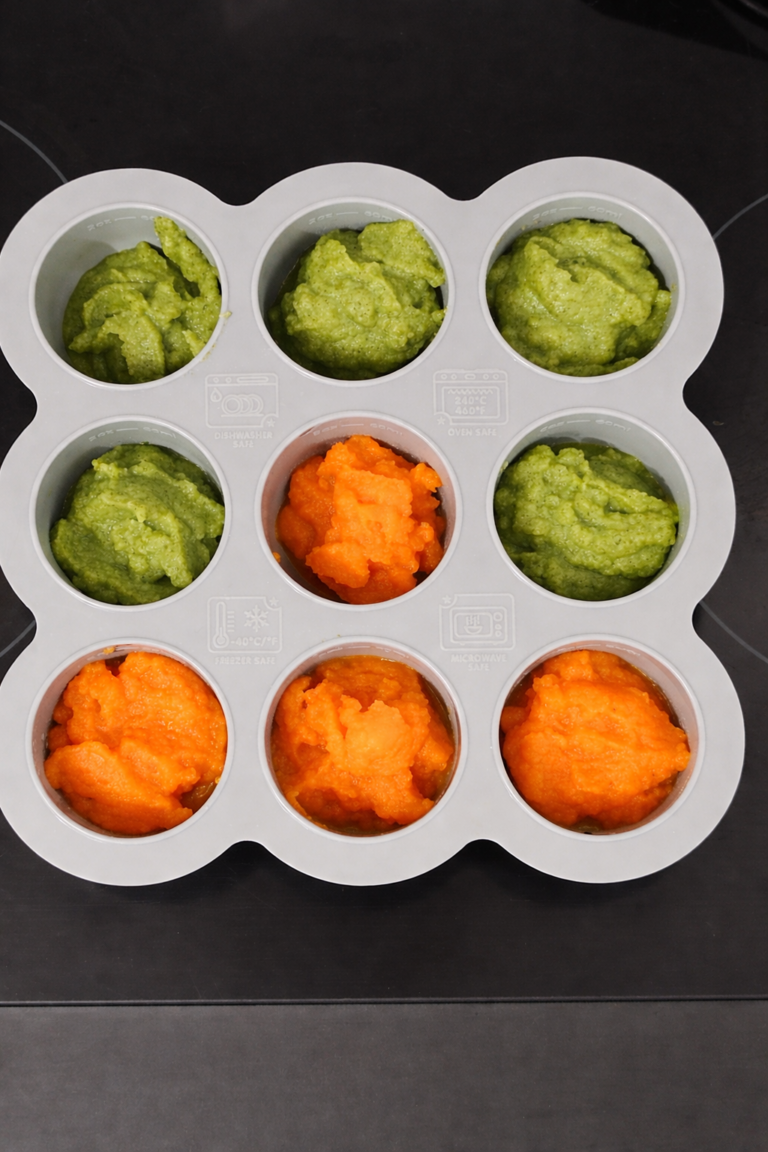 Purées de légumes maison réparties en portions individuelles, idéales pour l'organisation des repas de bébé.