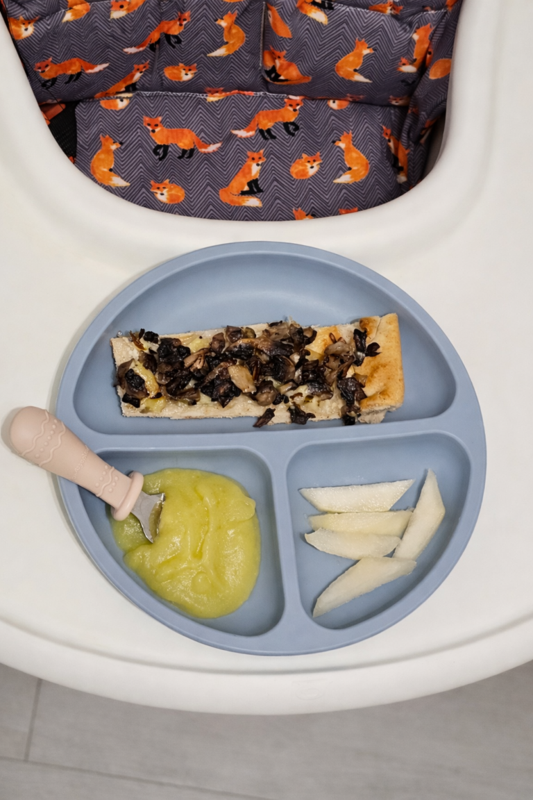 Repas de bébé dans une assiette compartimentée