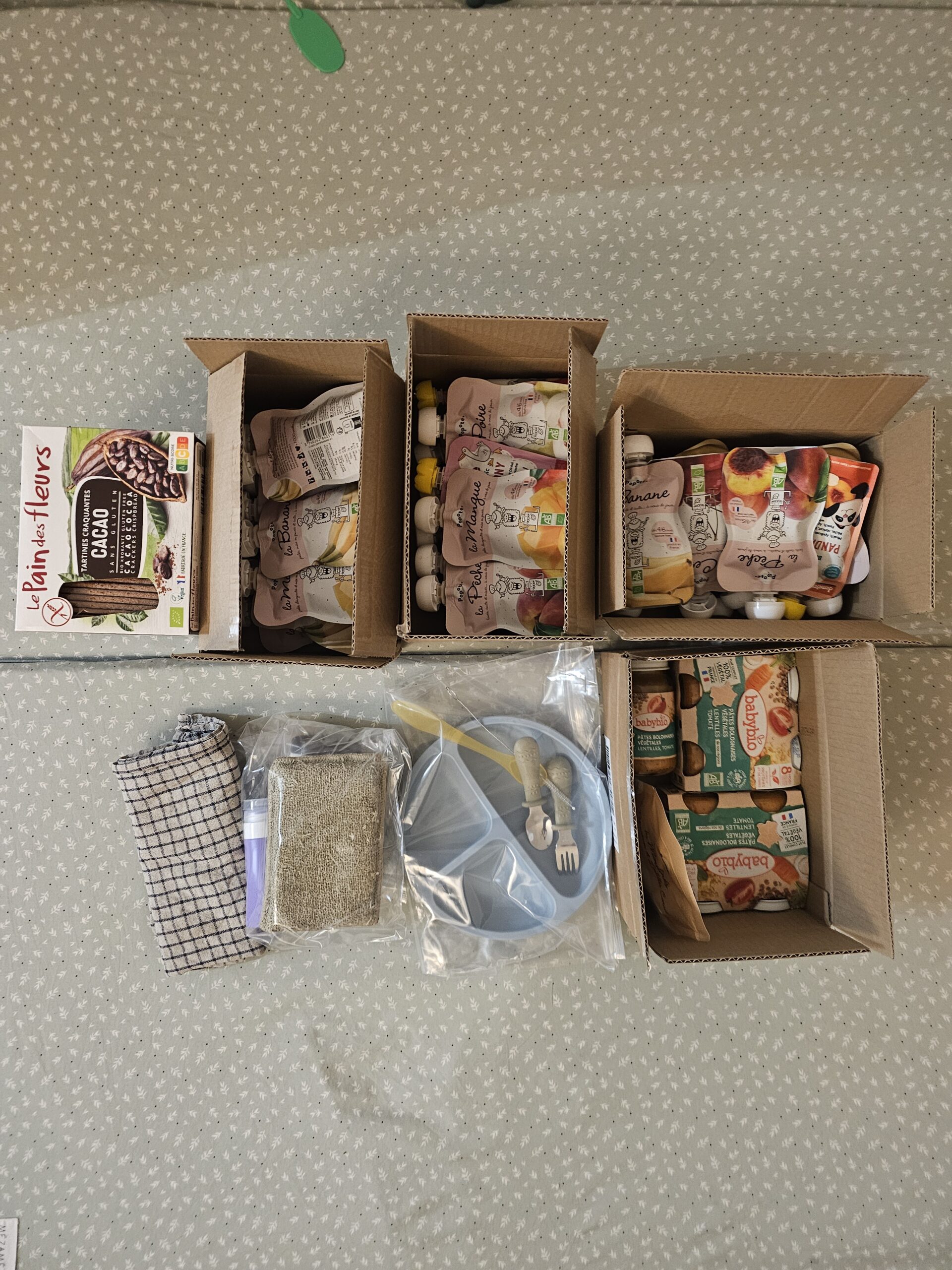 alimentation de bébé en voyage avec petits pots, snacks et repas adaptés
