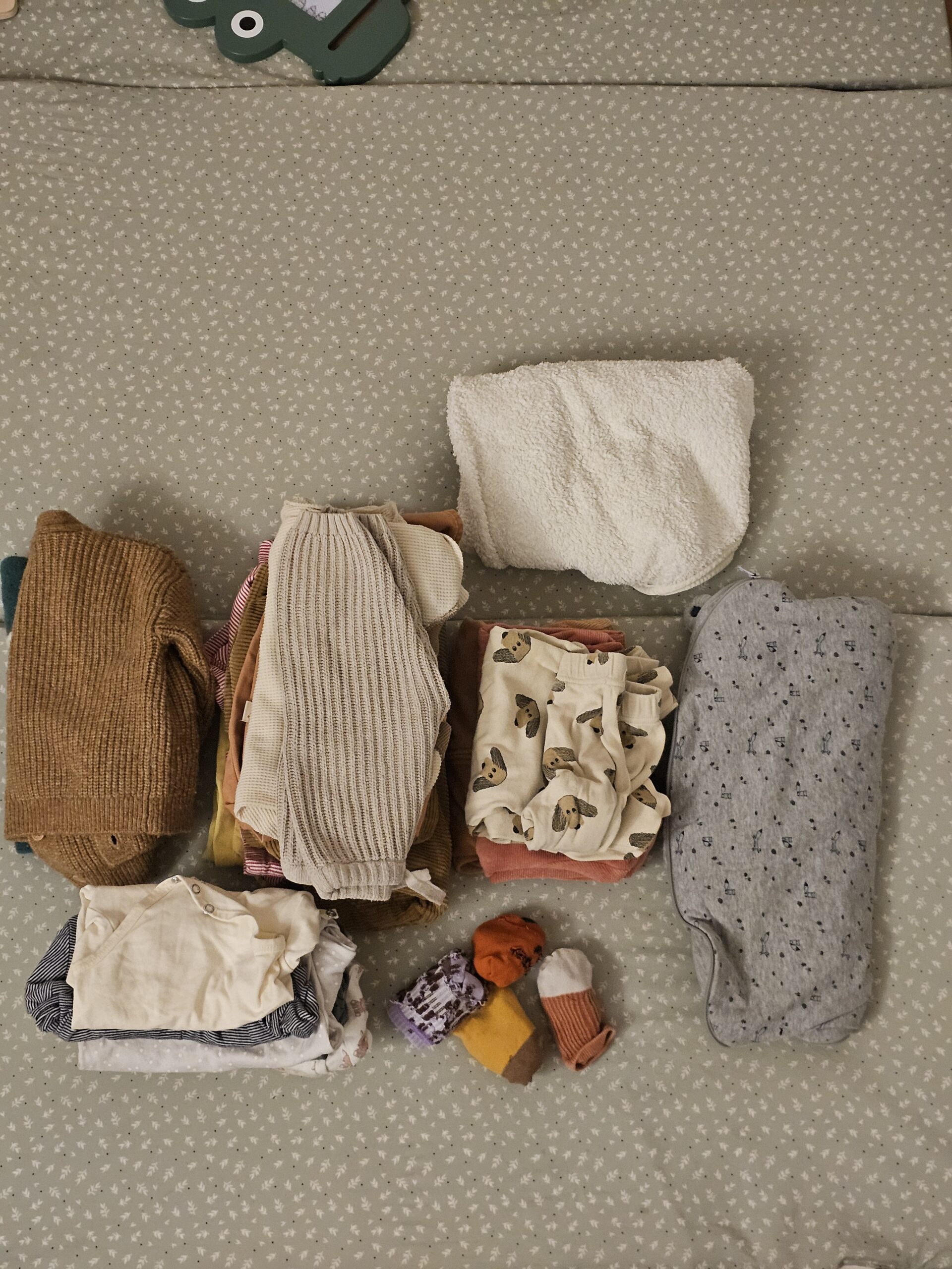 préparation de la valise de bébé pour un voyage avec vêtements et essentiels