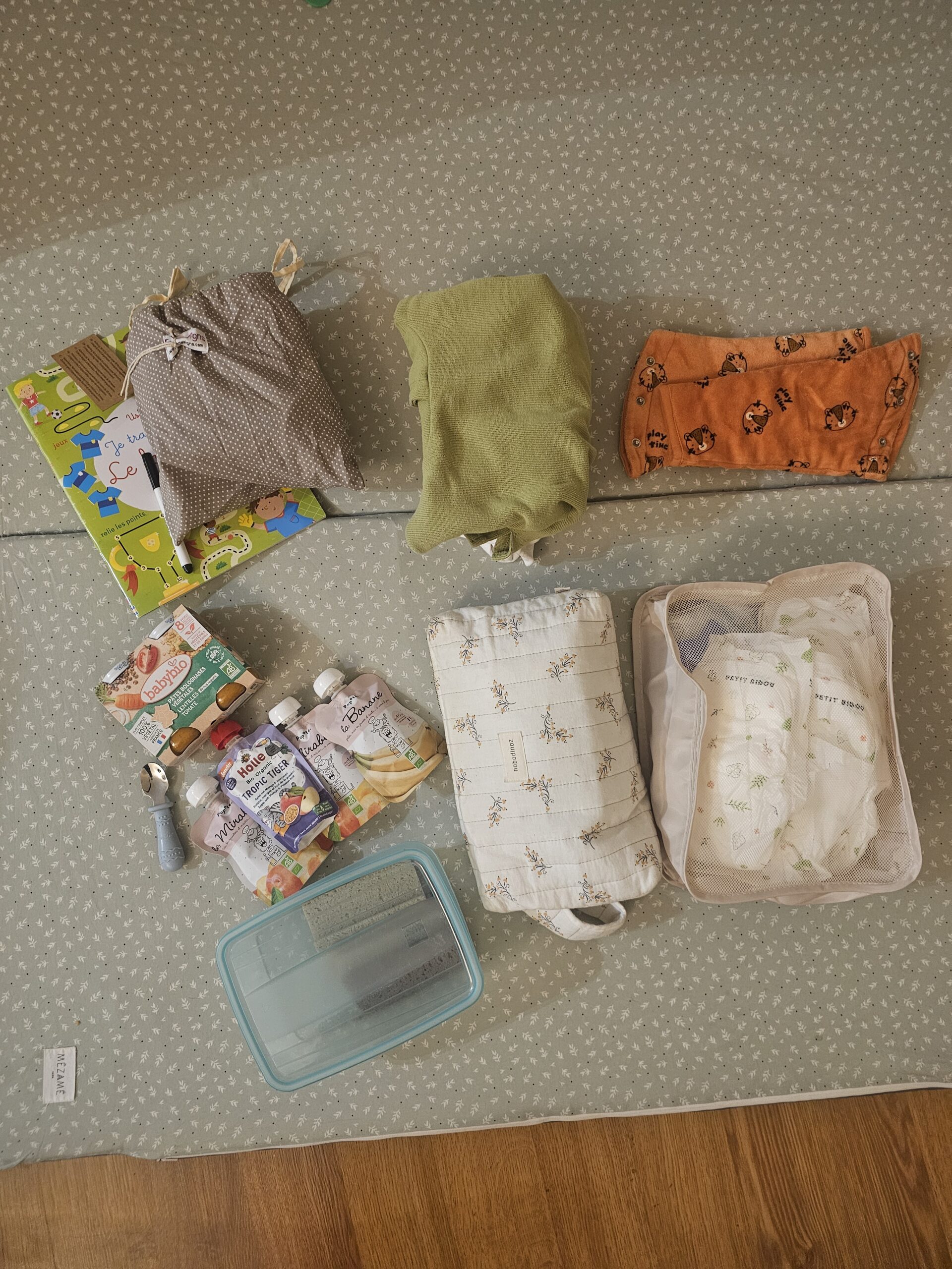 Valise cabine de bébé organisée pour un voyage avec vêtements et essentiels