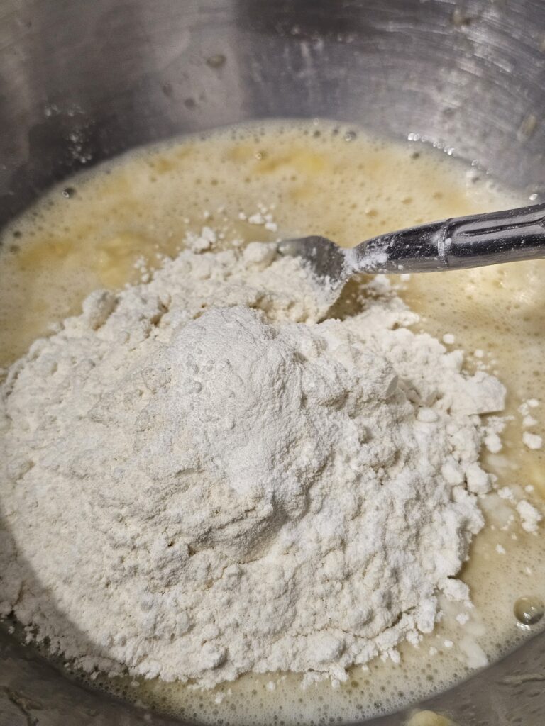 incorporation de la farine dans la pâte à pancakes à la banane