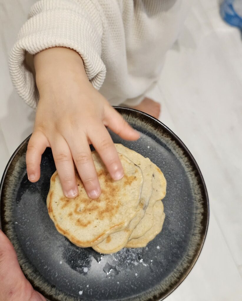 pancakes à la banane servis pour un petit déjeuner sain